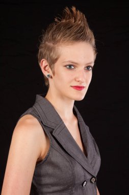 Hoş bir gülümsemesi olan güzel bir kadın.