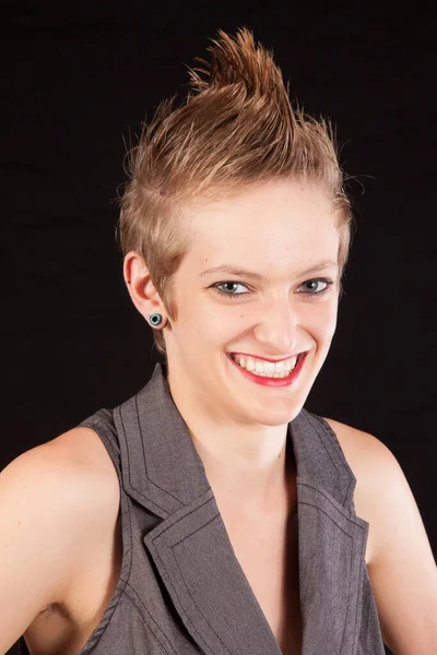 Hoş bir gülümsemesi olan güzel bir kadın.