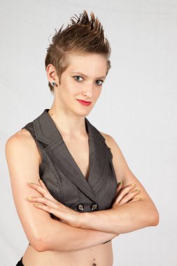 Hoş bir gülümsemesi olan güzel bir kadın.