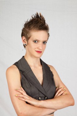 Hoş bir gülümsemesi olan güzel bir kadın.