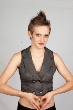 Hoş bir gülümsemesi olan güzel bir kadın.