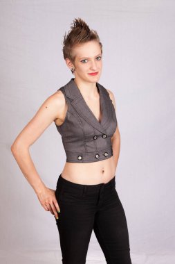 Hoş bir gülümsemesi olan güzel bir kadın.