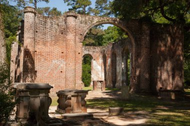 Eski bir tuğla kilisenin kalıntıları.