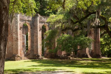 Eski bir tuğla kilisenin kalıntıları.