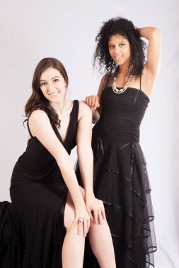 Gülümseyen iki güzel kadın