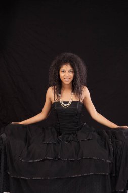 Gülümseyen siyah elbiseli güzel bir kadın.