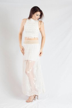 Beyaz elbiseli düşünceli bir kadın.