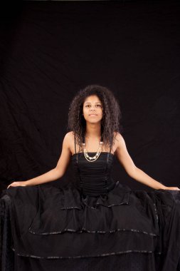 Gülümseyen siyah elbiseli güzel bir kadın.