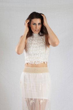 Düşünceli bir yüzü olan hoş bir kadın.