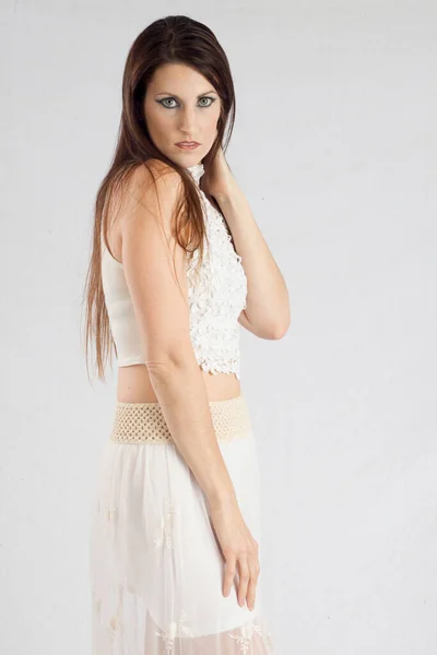 Mulher Pensativa Vestido Branco — Fotografia de Stock