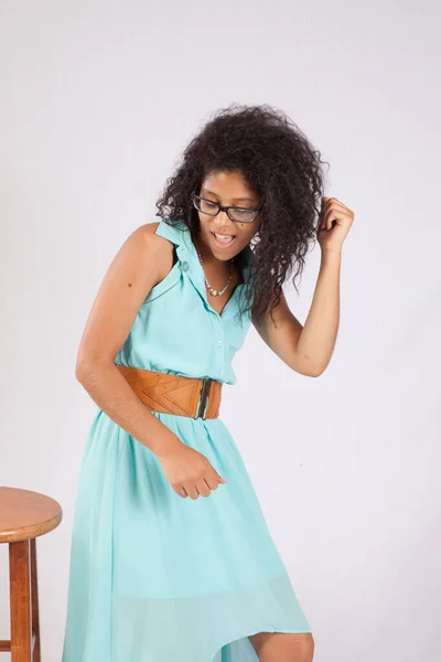 Mujer Feliz Con Vestido Taburete Madera —  Fotos de Stock