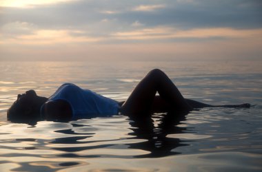 Seksi bikini mayo modeli-bir olağanüstü model-dünya seyahat ve dinlenmek ve enerji sahil-okyanusta yürüyüşler Lima Peru 'da Pasifik Okyanusu üzerinde yürümek gündoğumu günbatımı göğüsleri ve su hattı üzerinde bacaklar gölgelendirme