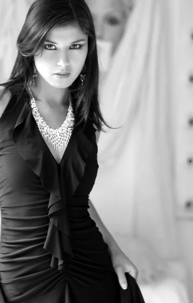 Černé večerní šaty - stříbrné šperky - nádherná lima peru bruneta modelu — Stock fotografie