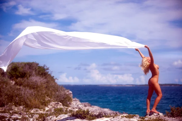 Topless esibizionista signora posa sulla spiaggia sabbiosa dell'oceano - acqua di mare blu - aspetto naturale di una vera bellezza - sole sole abbronzatura soleggiato atteggiamento sano di una ragazza spensierata in una giornata di sole luce dorata tramonto alba - nudo e nudo spirito libero — Foto Stock