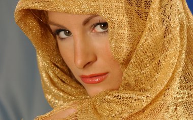 Güzel yüz sıkı yüz atış etrafında Altın altın rap