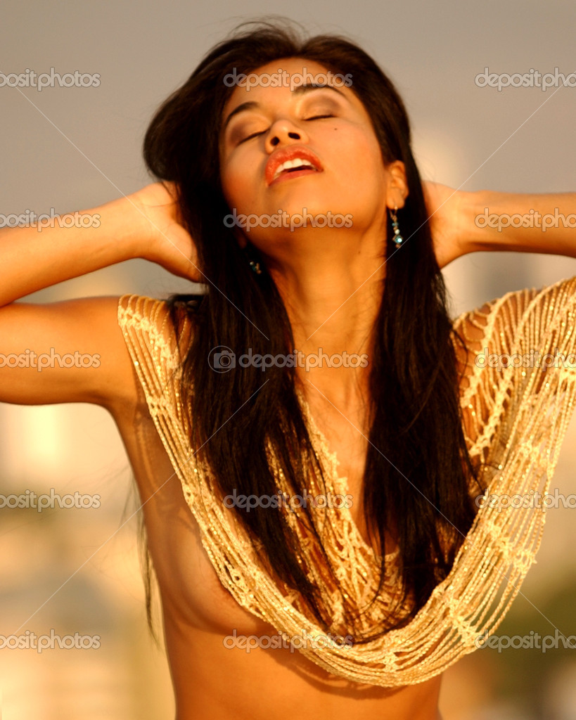 Gouden Mesh Slinky Zien Wel Top Sexy Latino Model Uit Peru Stockfoto Gouden Mesh Slinky Zien Wel Top Sexy Latino Model Uit Peru Stockfoto