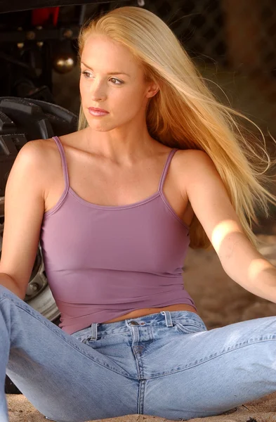 Lauren Thompson Mauve Top - Bluejeans - Cute Model - Front View - Passive — Stock Photo, Image