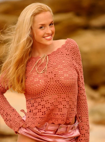 Lauren Thompson Pink Sheer Top - Ροζ γυαλιστερή φούστα - Ocean Rock and Beach Background - Μεγάλο χαμόγελο — Φωτογραφία Αρχείου