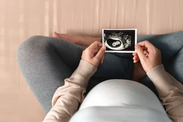 超音波スキャン画像を保持しているアジアの妊婦 子供と妊産婦の出生前ケアと女性の妊娠の概念の期待 — ストック写真
