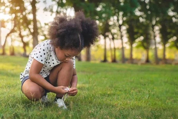 African Little Black Girl Prepare Shoe Running Outdoors Park Stockbild