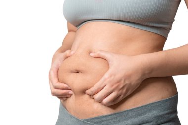 Tombul bir kadının el ele tutuşması, göbek yağları, kadın diyeti yaşam tarzı, beyaz arka planda izole edilmiş..