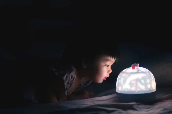 Asiatische Baby Mädchen Der Nähe Starren Led Lampe Mit Interesse — Stockfoto