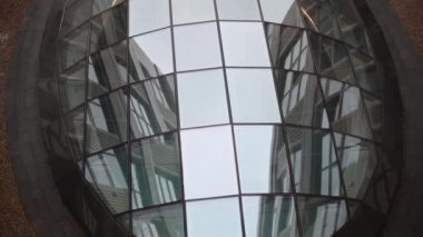 Dışbükey damla şeklinde pencere. Modern mimari sanatın unsuru. Pencere boyunca yavaş kamera hareketi.