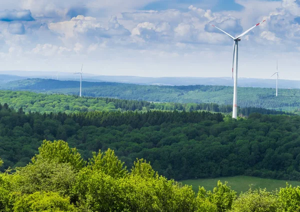 Hermoso paisaje forestal con molinos de viento en el Sarre Alemania Europa — Foto de Stock