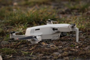 Bir dji mini 2 sonbaharda jena 'da faaliyet halinde, kopyalama alanı