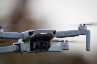 Bir dji mini 2 sonbaharda jena 'da faaliyet halinde, kopyalama alanı