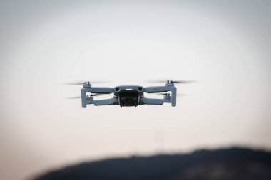 Bir dji mini 2 sonbaharda jena 'da faaliyet halinde, kopyalama alanı