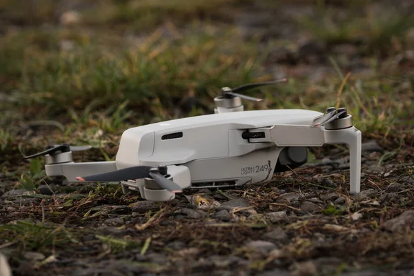 Um dji mini 2 drone em ação em jena no outono, espaço de cópia — Fotografia de Stock
