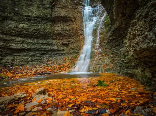 Een kleine waterval in rautal in de buurt van Jena in Thüringen in de herfst — Stockfoto