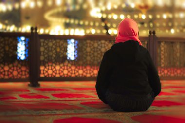 Müslüman kadının bir camide dua