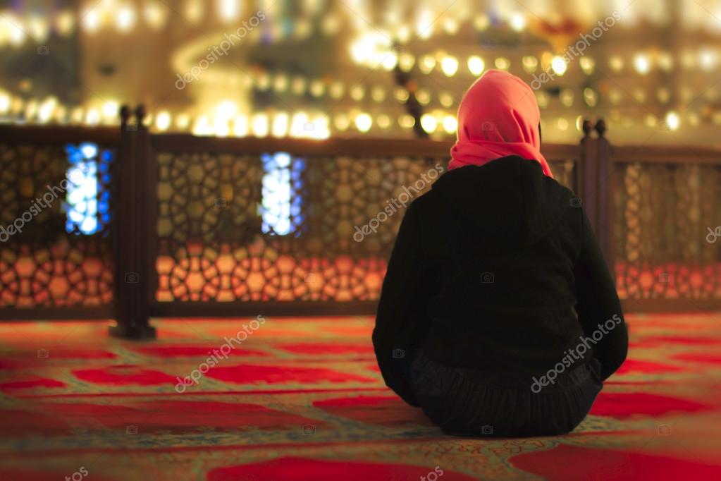 Mujer musulmana rezando en una mezquita fotografía de stock © opeth91