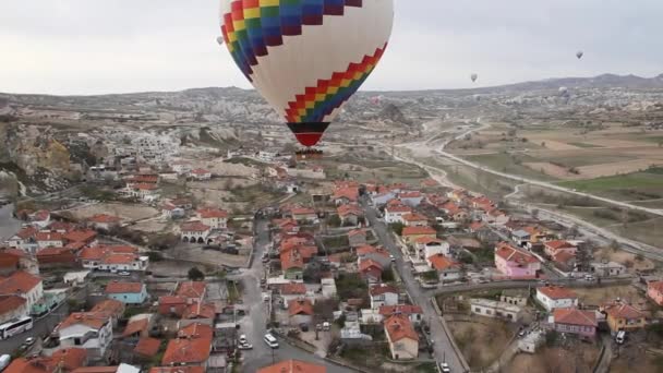 Hete lucht ballonnen vliegen over een stad — Stockvideo