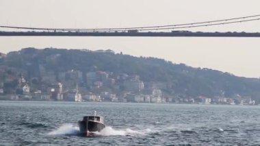 Köprü altında boğaz tekne