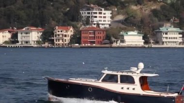 Türk bayrağı ile boğaz tekne
