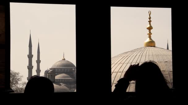 Błękitny Meczet widać koryta okno z santa sofia — Wideo stockowe