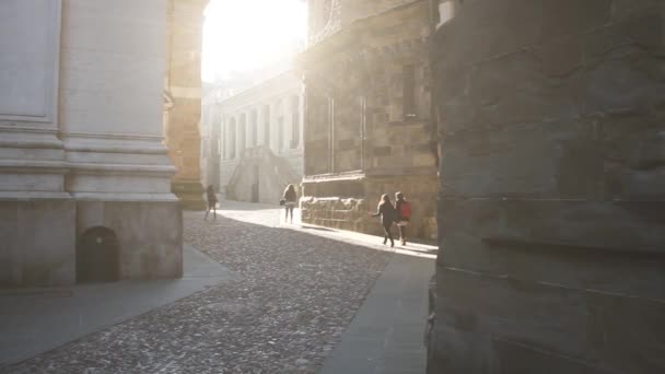 Italiaans street en mensen lopen in slow motion — Stockvideo