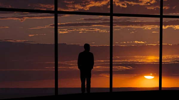 在美丽的夕阳下站在大楼上的那个人 — 图库照片