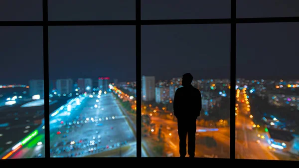 Hombre Pie Cerca Ventana Panorámica Contra Ciudad Nocturna — Foto de Stock