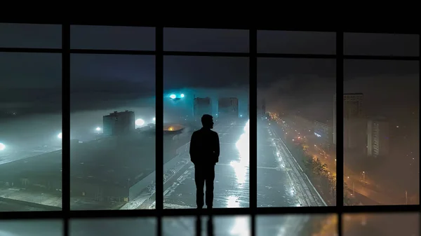 Mies Seisoo Lähellä Panoraamaikkunaa Ostoskeskuksen Taustalla — kuvapankkivalokuva