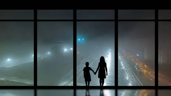Pojken Och Flickan Står Nära Panoramafönstret Mot Nattstaden — Stockfoto