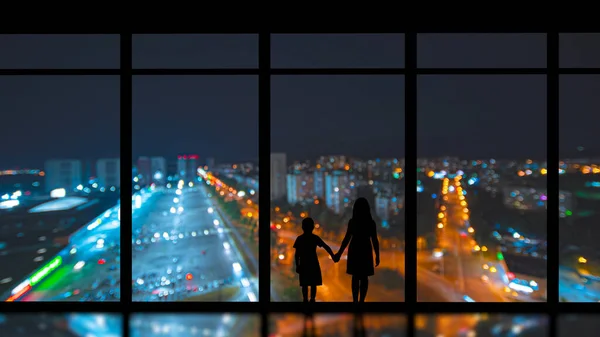 Flickan Och Pojken Står Nära Panoramafönstret Mot Kvällens Stad — Stockfoto
