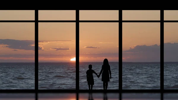 Kids Standing Panoramic Window Sea Sunset — Fotografia de Stock