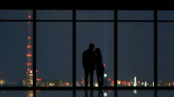 Paret Står Nära Panoramafönstret Stadens Bakgrund — Stockfoto