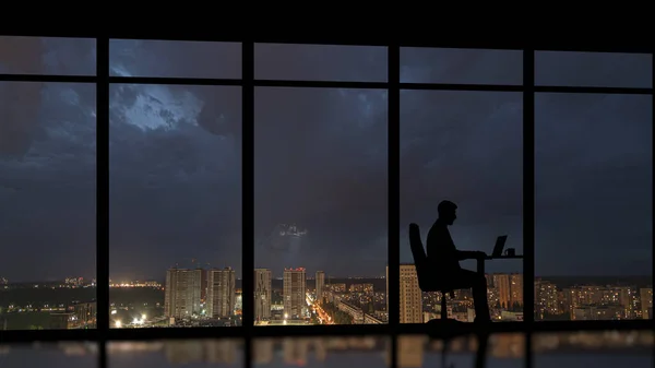 Hombre Negocios Sentado Cerca Una Ventana Panorámica Con Fondo Nocturno — Foto de Stock