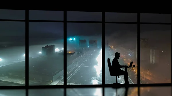 Empresário Sentado Perto Uma Janela Panorâmica Com Fundo Cidade Noite — Fotografia de Stock
