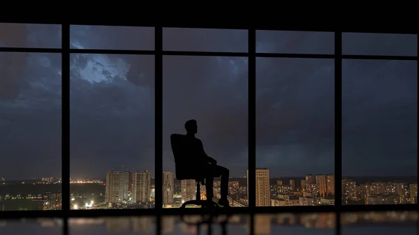 Homem Sentado Perto Janela Panorâmica Fundo Cidade Noite — Fotografia de Stock